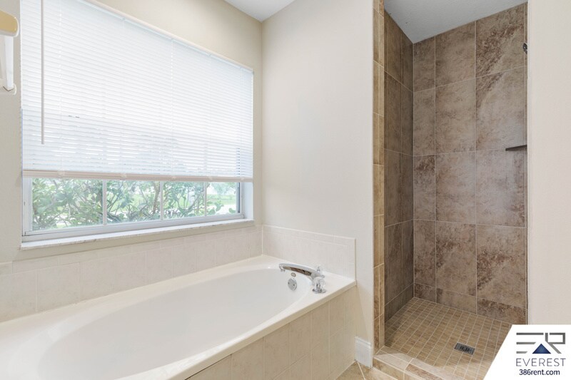Building Photo - 25 Rainbrook Dr