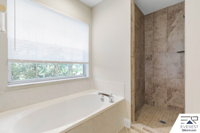 Building Photo - 25 Rainbrook Dr