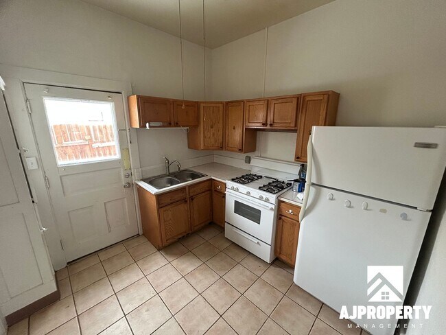 Building Photo - 421 S Prairie Ave