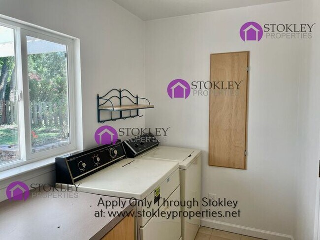 Building Photo - 158 Cameo Dr