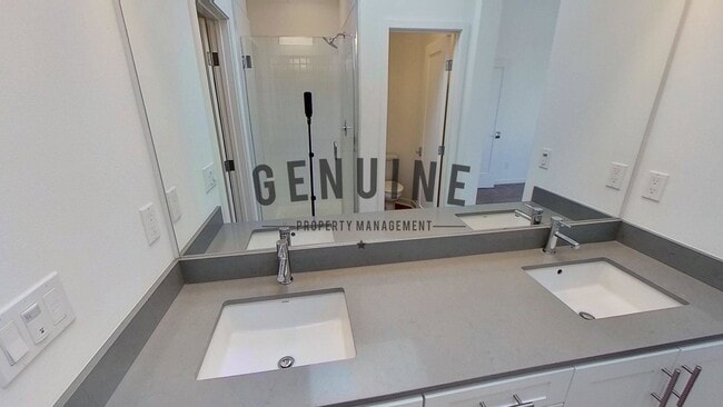 Building Photo - Modern Tri-Level 2Bd 2.5Ba Townhouse in Irvine!