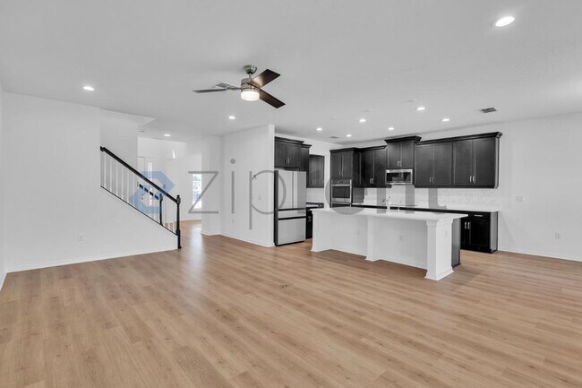 Building Photo - Unit n/a