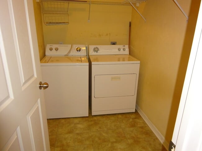 Building Photo - Great Home in Ellis Park. Sub Lease