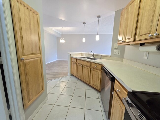Building Photo - Luxury 1BR/1BA Condo with Fabulous Views i...