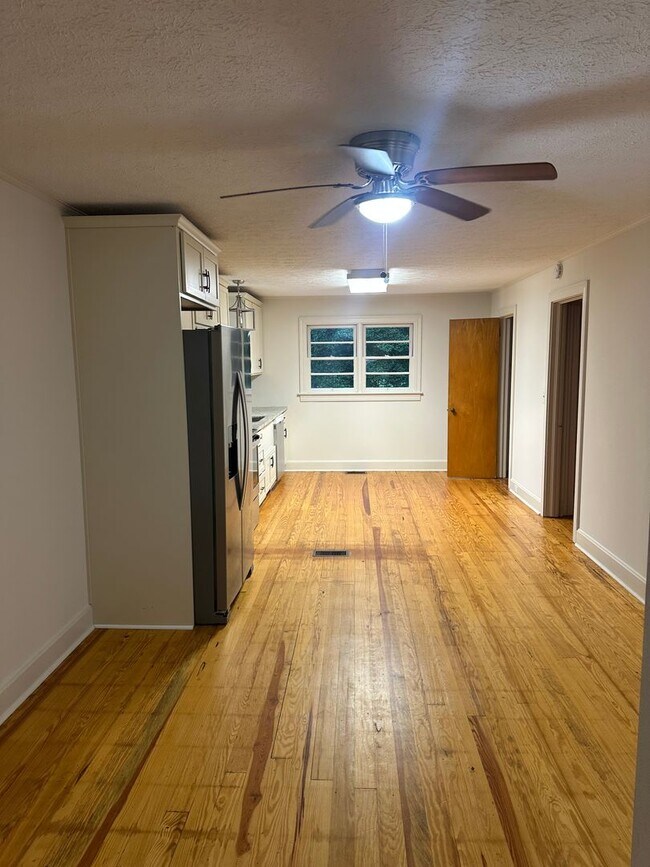 Building Photo - 566 Mulberry Ln