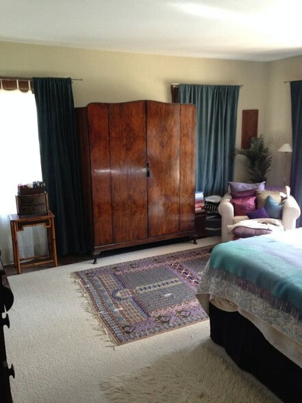 Large master bedroom with large closet. - 862 Allen Ave