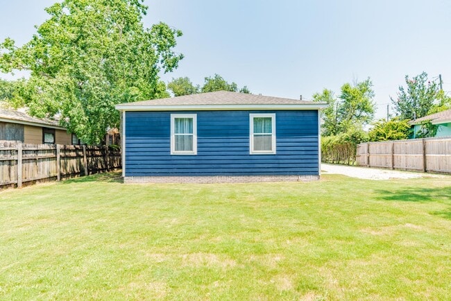 Building Photo - Stylish 3 Bedroom Bungalow near NAS and Be...