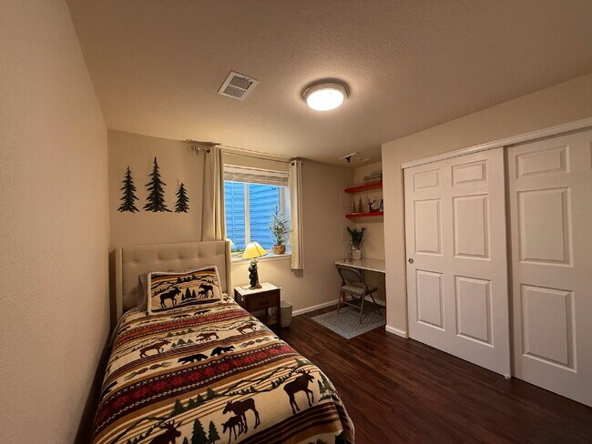 Building Photo - "Spacious 6-Bedroom Haven with 5 Full Baths in Aurora - 3,729 Sq. Ft. of Comfort & Style!"