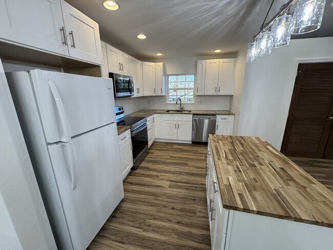 Building Photo - 3895 Azalean Dr