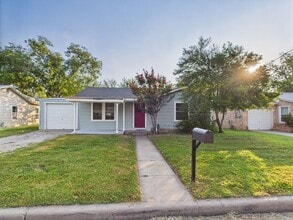 Building Photo - Adorable Property
