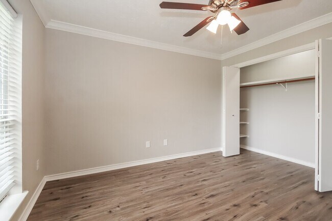 Building Photo - 9695 Twin Shores Dr