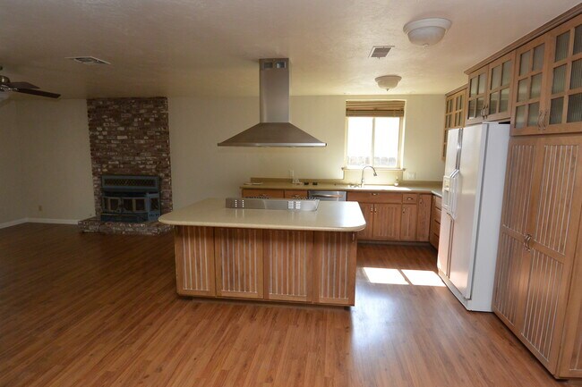 Building Photo - Green Acres Neighborhood