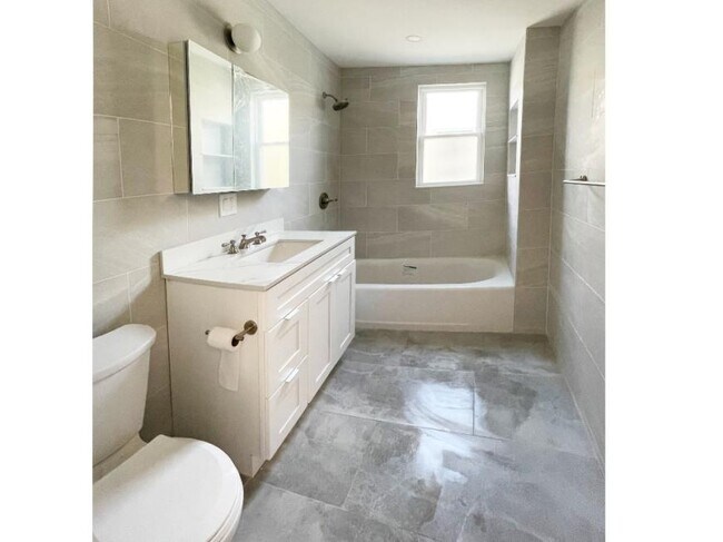 Building Photo - 2 bedroom in MASPETH NY 11378