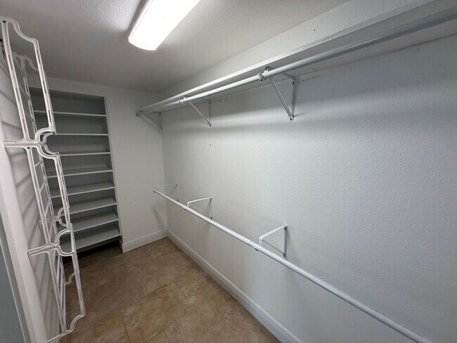 Building Photo - 905 Poinciana Dr