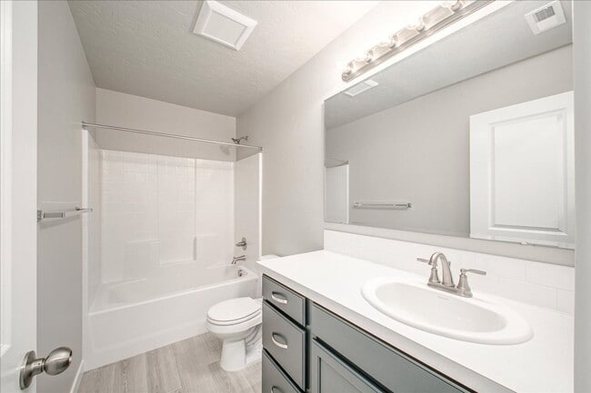 Building Photo - 2 Story Nampa Home!