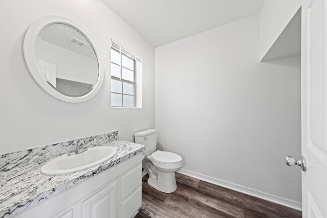 Building Photo - Beautifully Updated Townhouse in Niceville!
