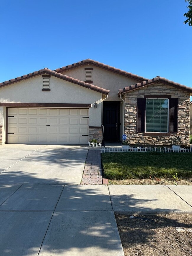 Building Photo - 2487 N Mountainside Dr