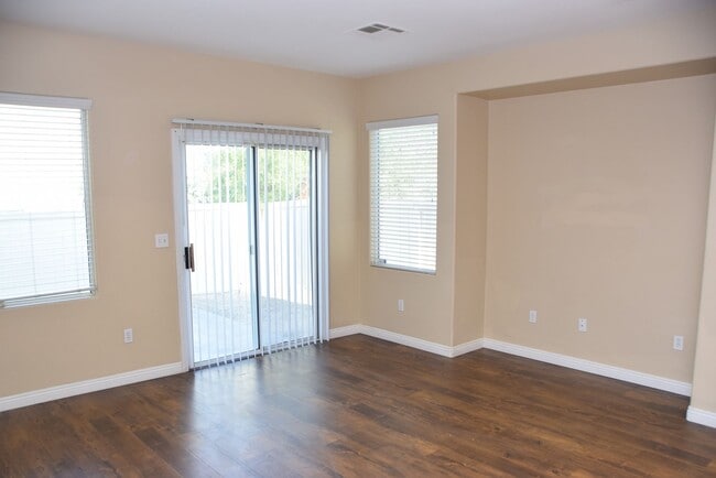 Building Photo - BEAUTIFUL 4 BEDROOM, 2.5 BATH SINGLE-FAMIL...