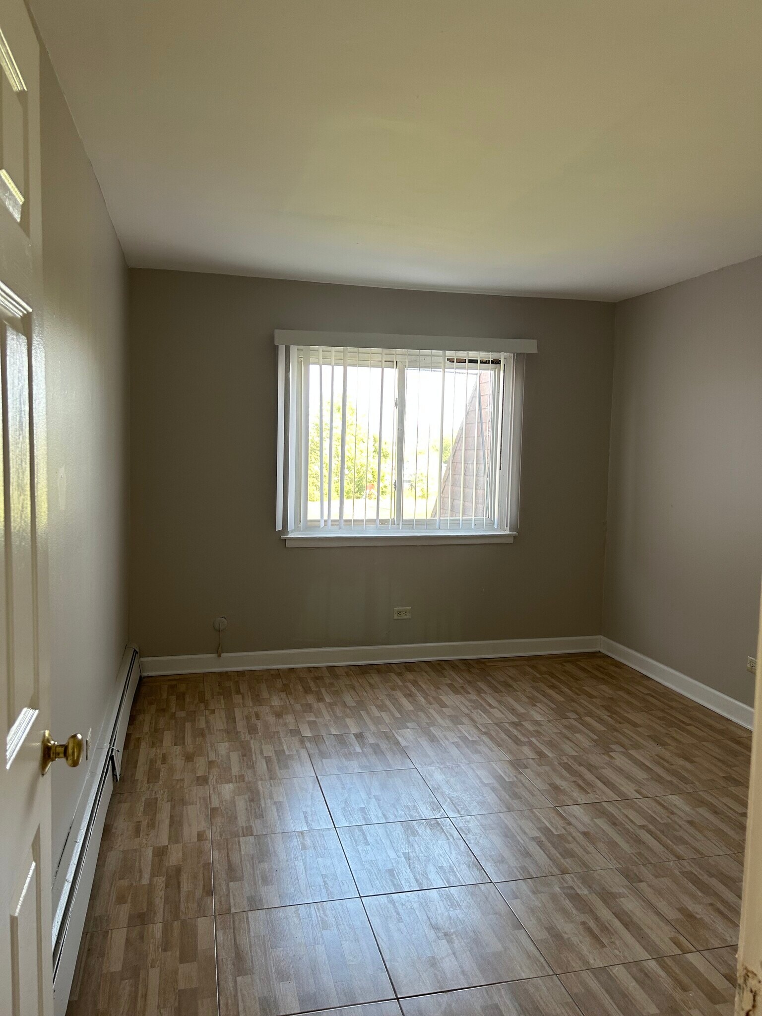 Building Photo - 1075 Valley Ln
