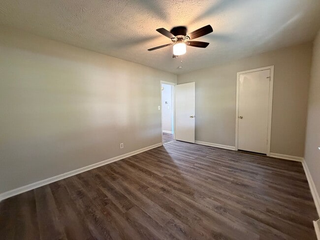 Building Photo - Nice 3/1.5 House in Silver Creek- $1,295