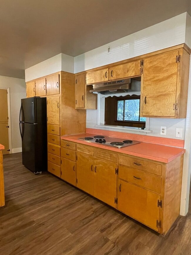 Building Photo - STUDENTS WELCOME! Sprawling Ranch Style 3 Bedroom 3 Bath Home w/ finished basement in Midtown For...