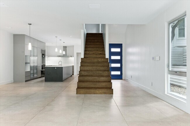 Building Photo - 1222 Marconi St