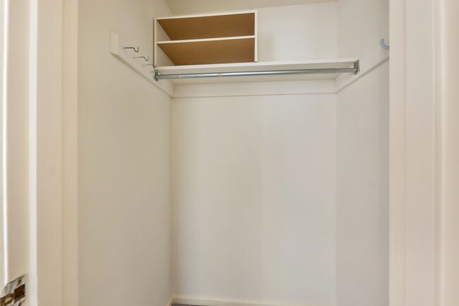 Building Photo - Loft Living at McLean Gardens 1BR plus Lof...