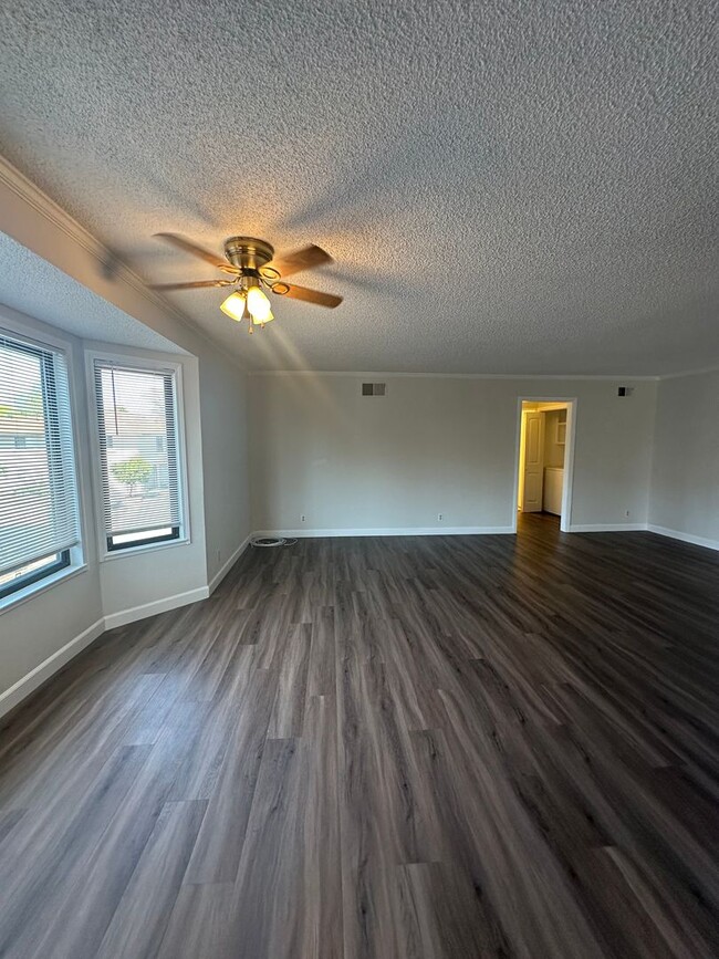 Building Photo - Condo, ready for move-in!