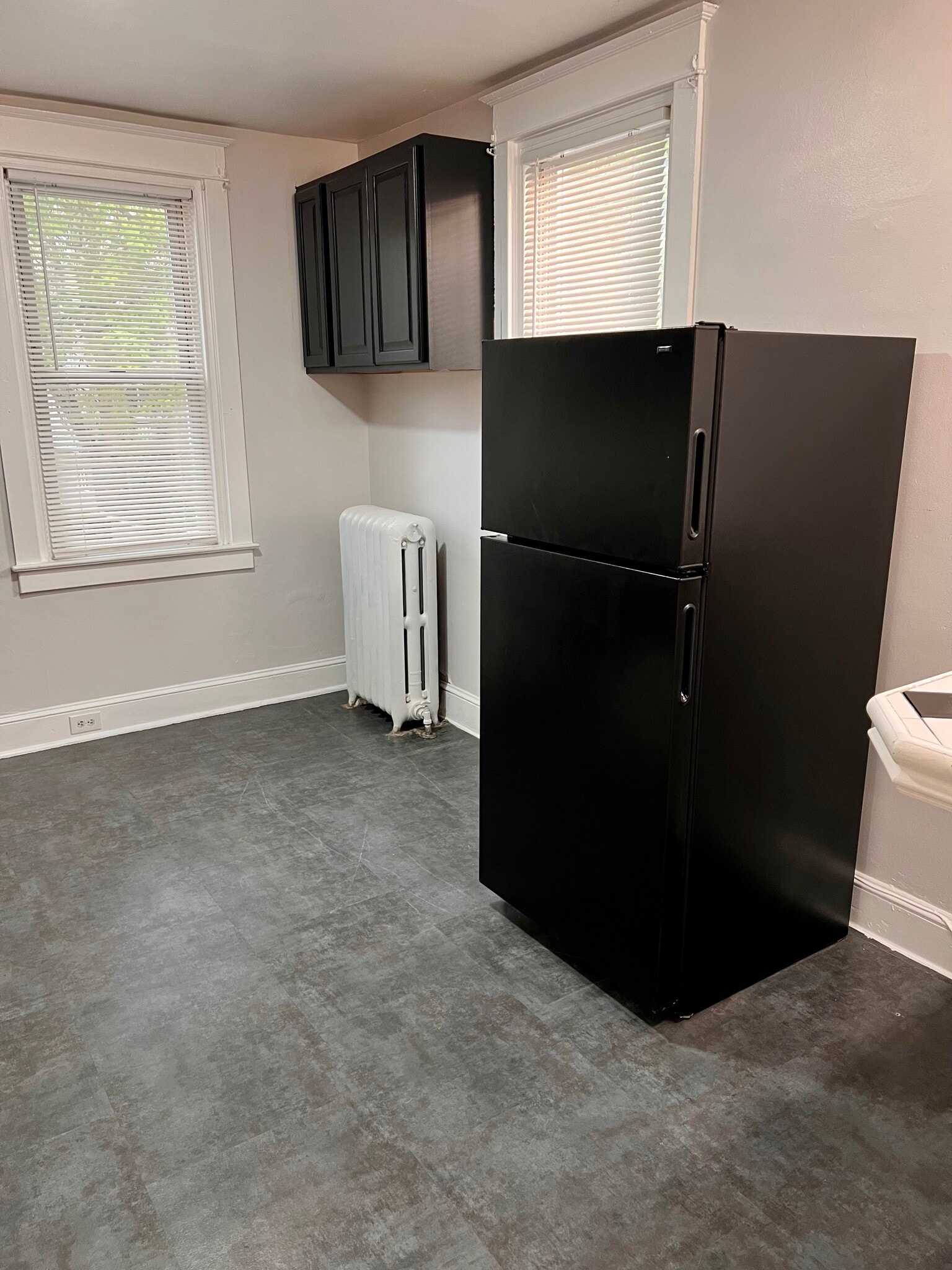 refrigerator - 340 E Broadway Ave