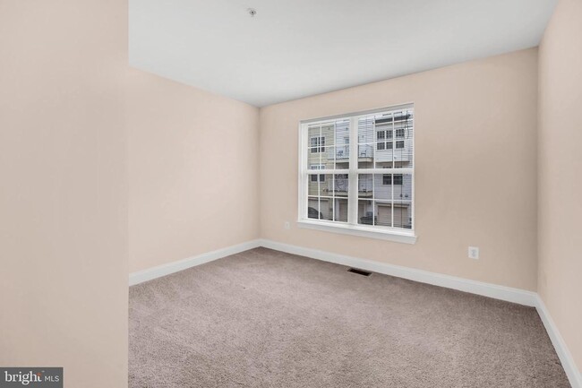 Building Photo - 8055 Gatehouse Rd