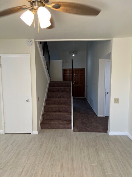 Building Photo - 4918 E Glenview Ave