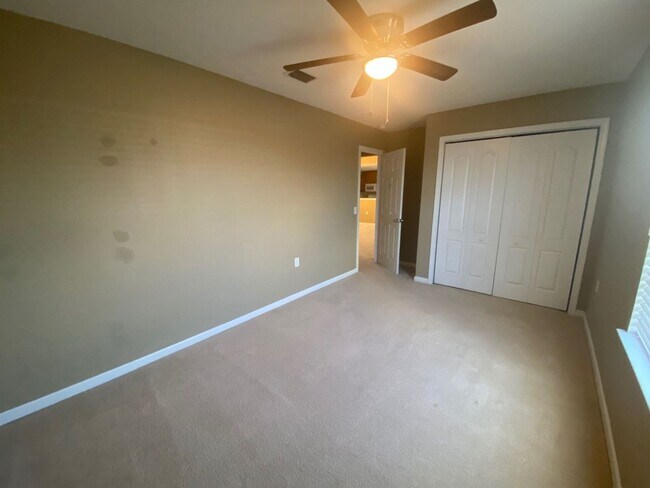 Building Photo - Spacious 3Bed/2Ba Brick Home in a Quiet Ne...