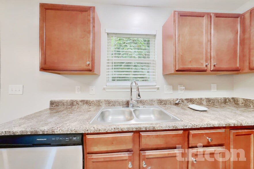 Building Photo - 427 Randolph Dr