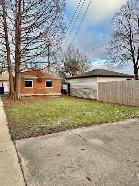 Building Photo - 2207 N Mulligan Ave