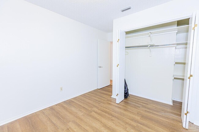 Building Photo - 6242 Ridgegate Cir