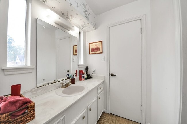 Building Photo - 17 Winged Foot Dr