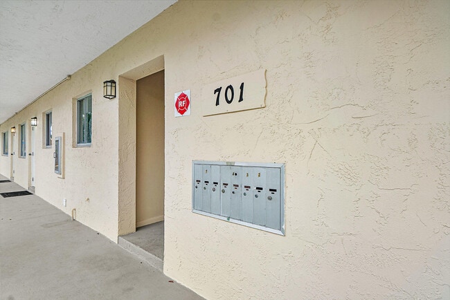 Building Photo - 701 NE 7th Ave