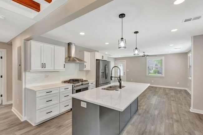 Building Photo - Completely Renovated Gem in Park Circle