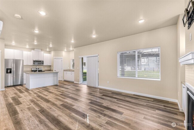 Building Photo - Newer 3 Bed 2 Bath House in Blaine--Close ...