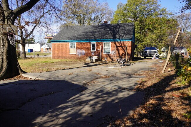 Building Photo - 2361 Joy Ln