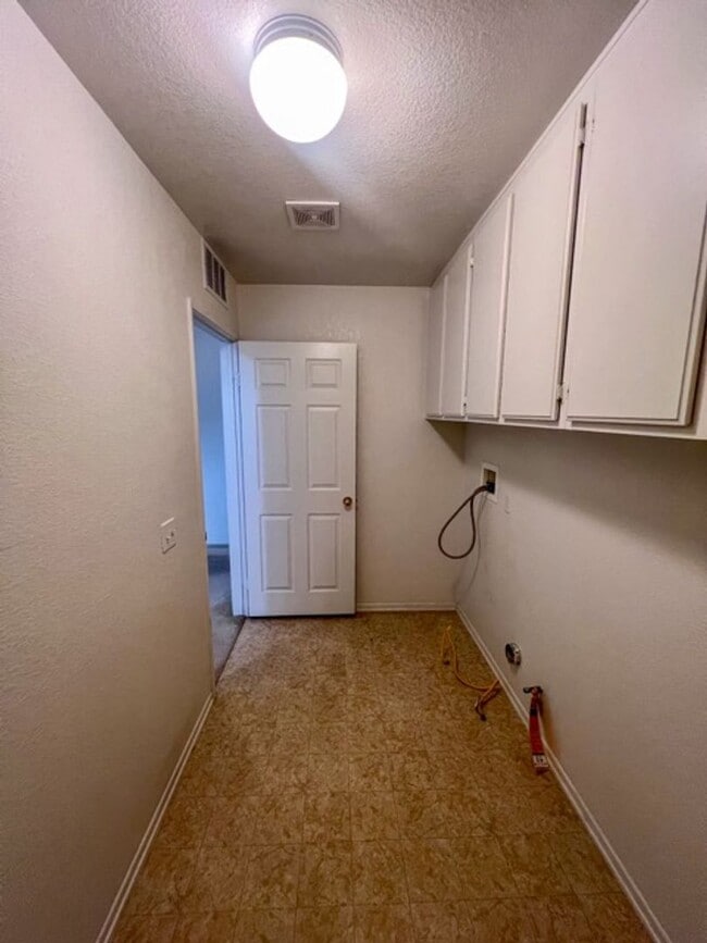 Building Photo - Large 4 bedroom Murrieta home with a loft ...