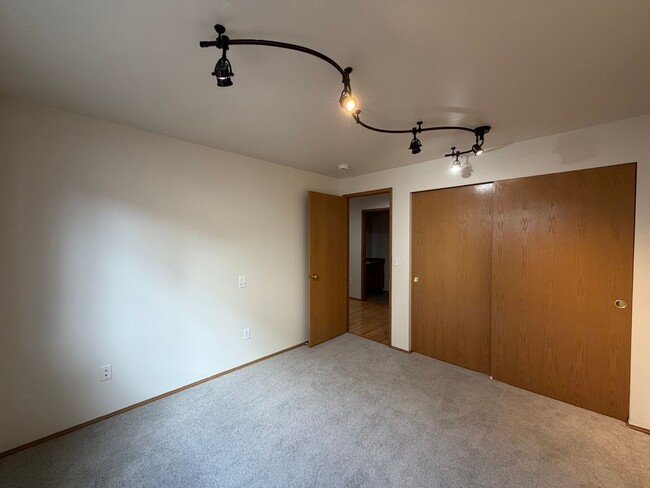 Building Photo - One Level, Golf Course Living- 3 bed + office, 2 bath