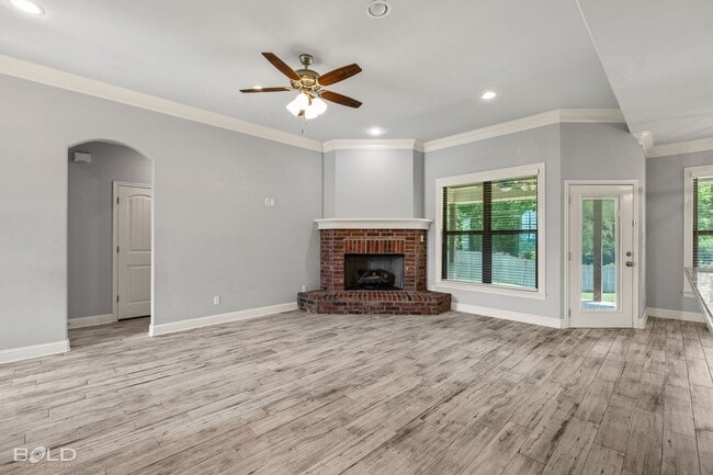 Building Photo - 302 Oscar Cir