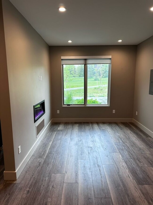 Building Photo - Black Bull Trail One Bedroom One Bathroom ...