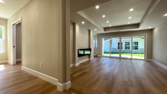Building Photo - 3BD/2BA - Stylish Home Near Valley Fair Ma...