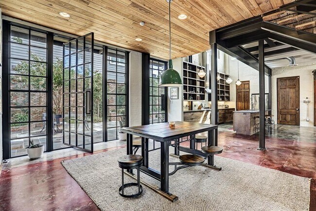 Building Photo - 808 Coronado St