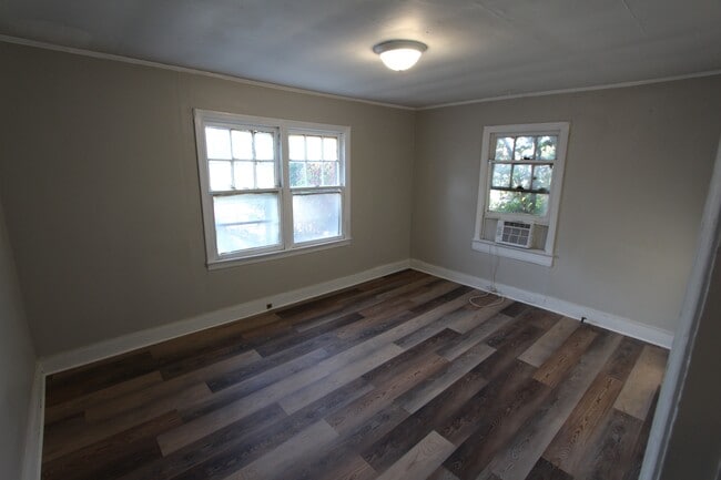 Building Photo - 234 1/2 Saluda St