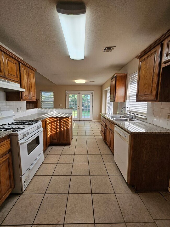 Building Photo - (3) Bed/(2) Bath Available NOW! Pet Negoti...