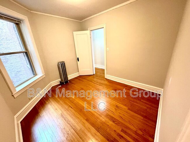 Building Photo - 4895 N Hermitage Ave