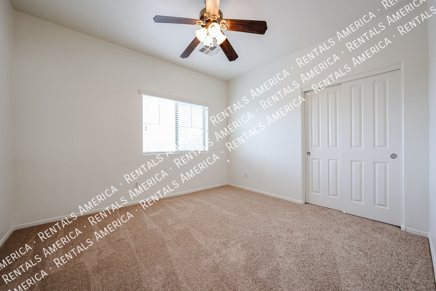 Building Photo - 935 E Blue Spruce Ln